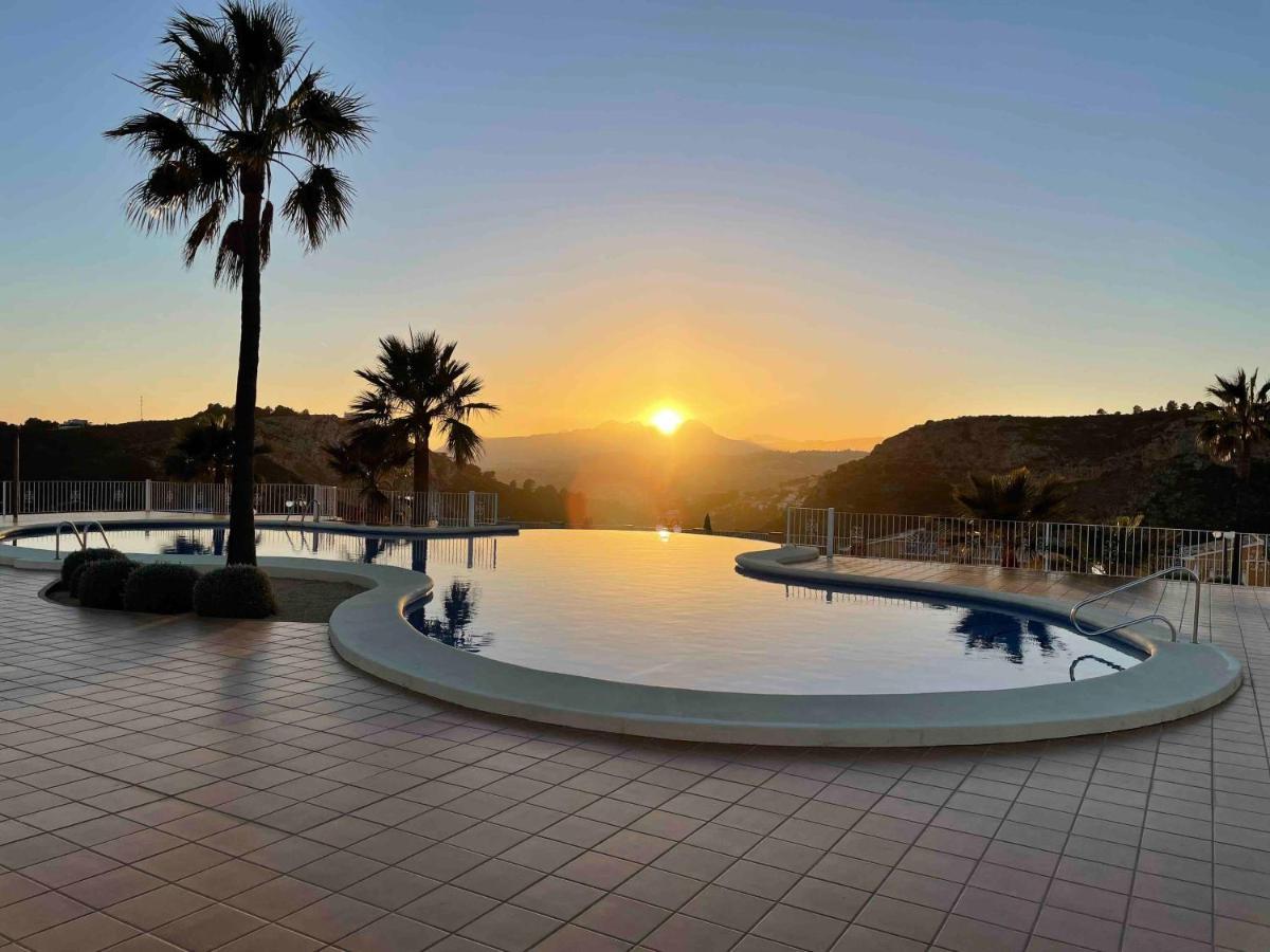 Апартаменты Tranquility, Sun, Breathtaking Views & 7 Minutes Drive To Sea Бенитачель Экстерьер фото